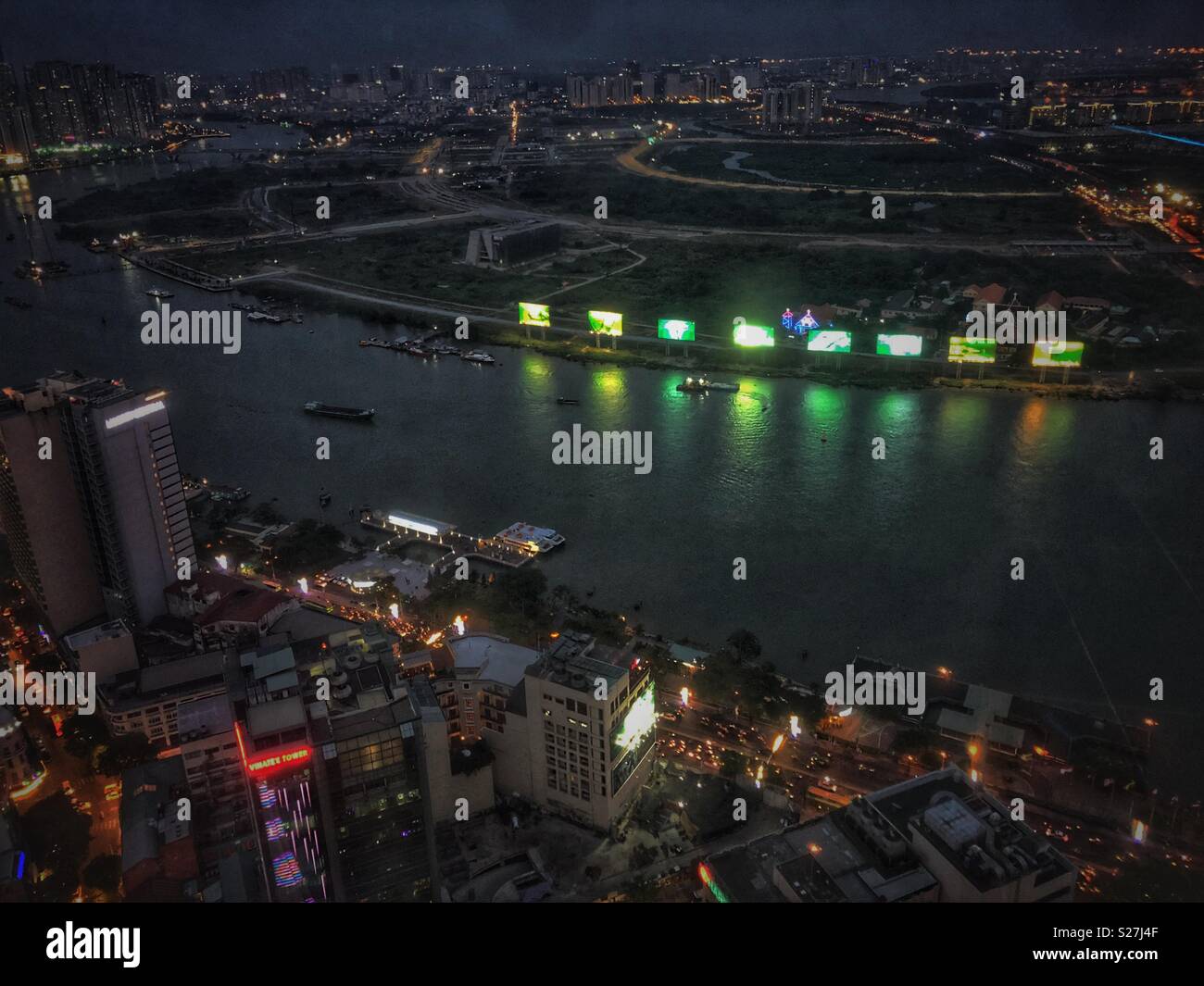 Vue sur la rivière Saigon la nuit du Saigon Sky Deck. Banque D'Images