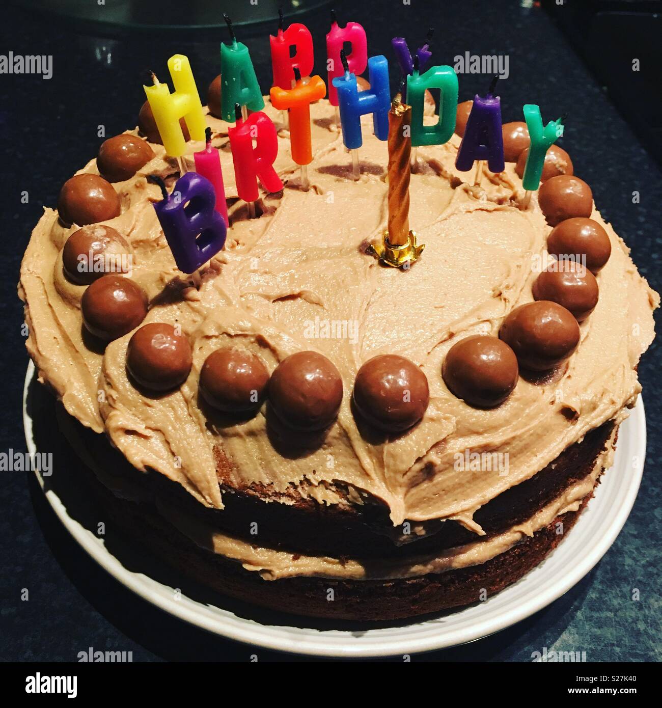 Gateau Au Chocolat Avec Happy Birthday Candles Photo Stock Alamy