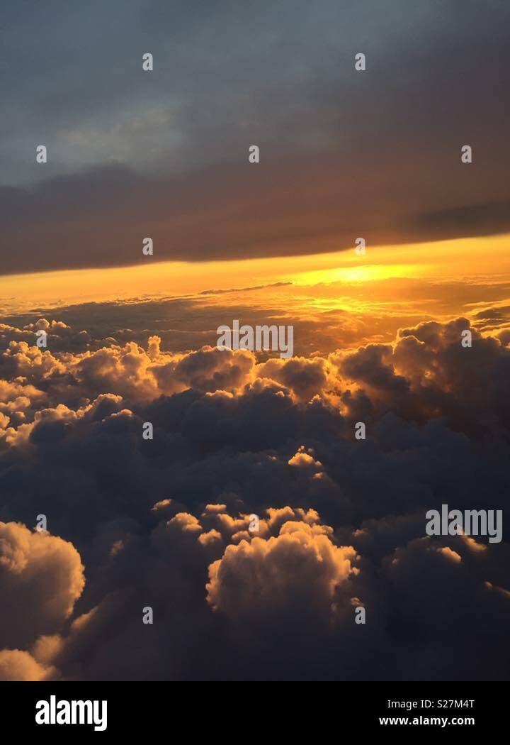 Les nuages d'en haut avec de l'or et orange, Banque D'Images