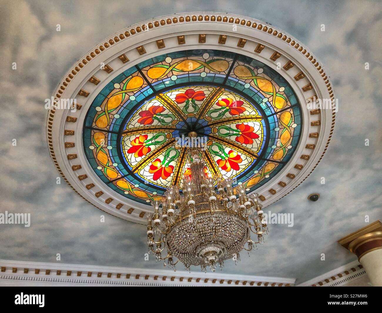 De l'hôtel ornée de lustres dans le hall de l'Hôtel Majestic Saigon. - Image de stock capturée avec un smartphone