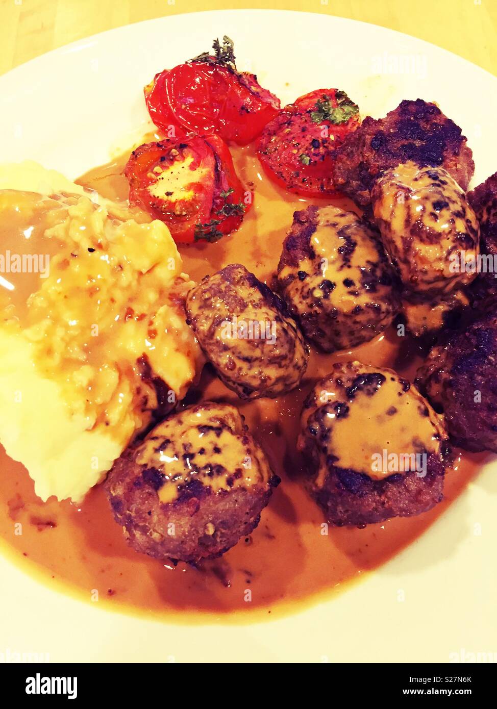 Des boulettes de viande avec une purée de pommes de terre - Image de stock capturée avec un smartphone