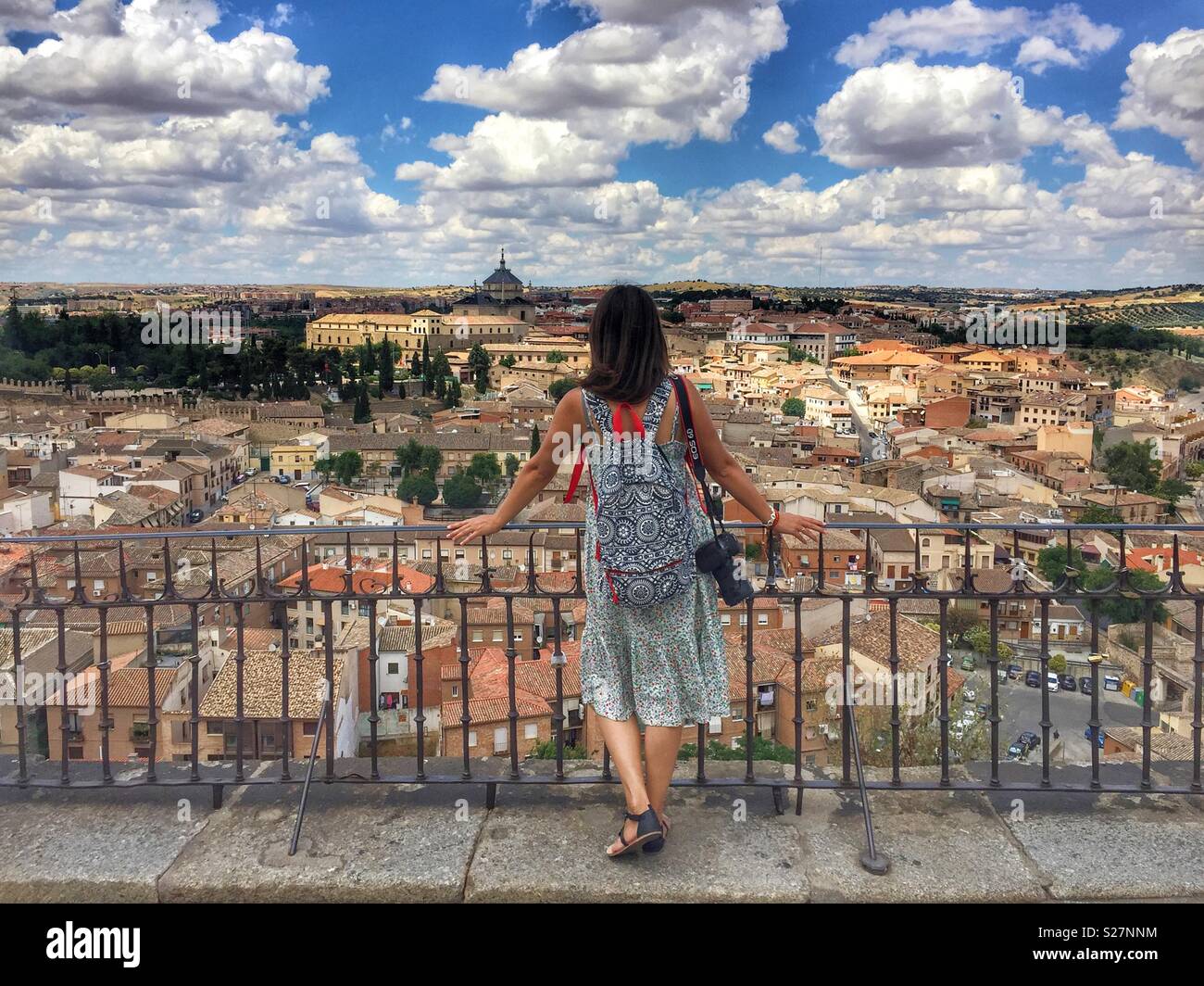 Jeune femme observant vue aérienne de la vieille ville de Tolède, Espagne Banque D'Images