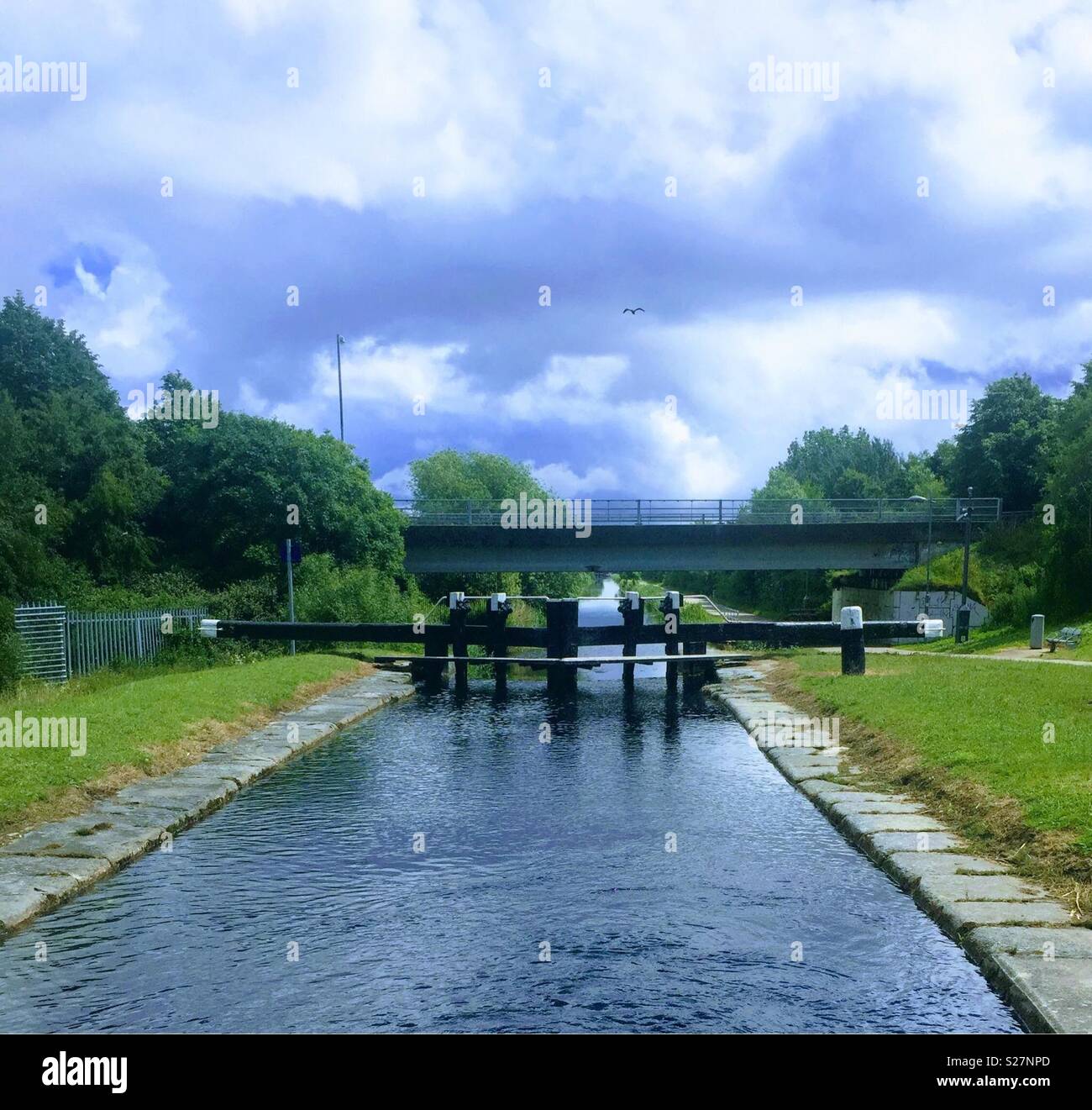 Blocage du canal. Le Grand Canal de Dublin, Irlande,près du parc West Business Park. Le Grand Canal s'étend le long de la côté sud de la ville et dispose d'une allée piétonnière et cyclable. Banque D'Images