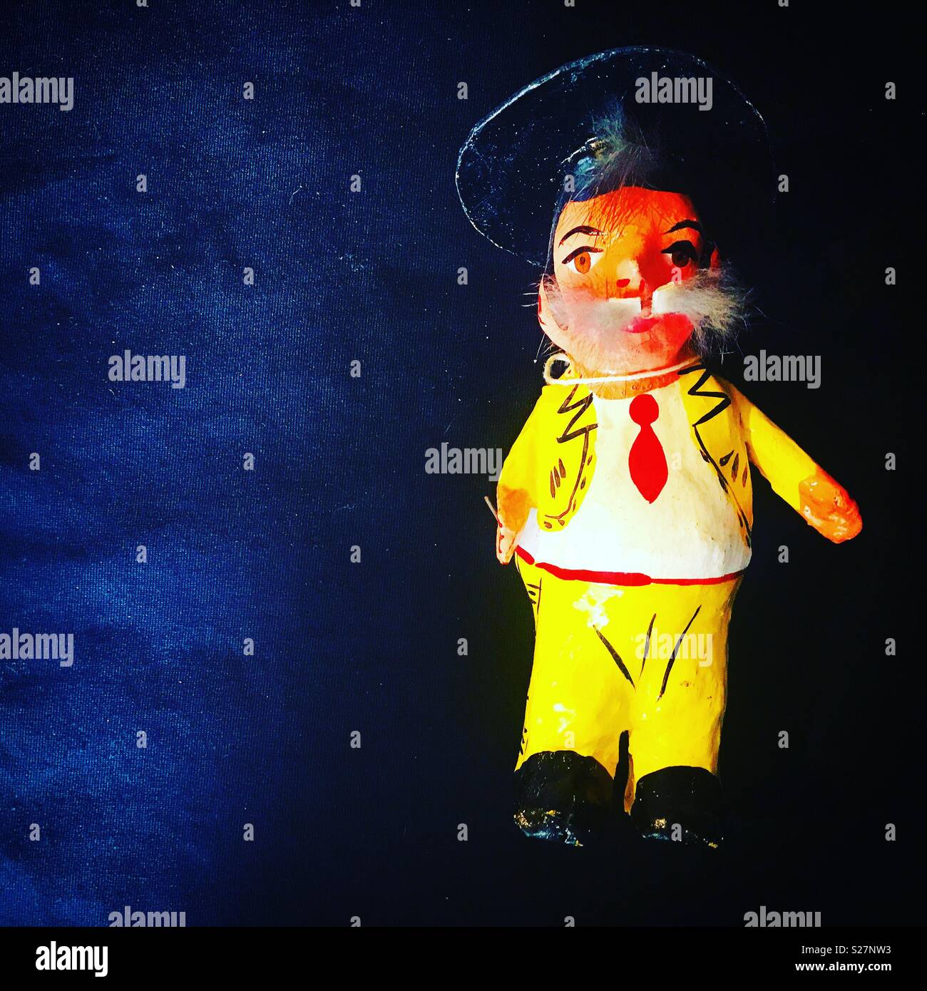 Un Tlamaxcalli mustachioed jouet mexicain décore les toysmakers atelier à Colonia Roma, Mexico, Mexique - Image de stock capturée avec un smartphone