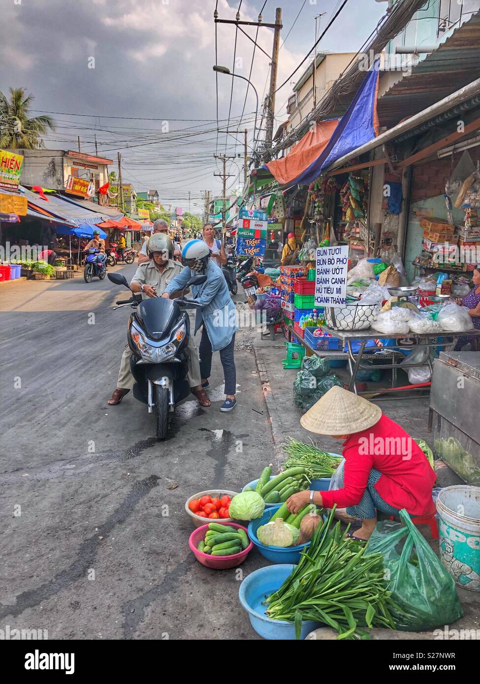 La vie de la rue à Ho Chi Minh City, Vietnam. - Image de stock capturée avec un smartphone