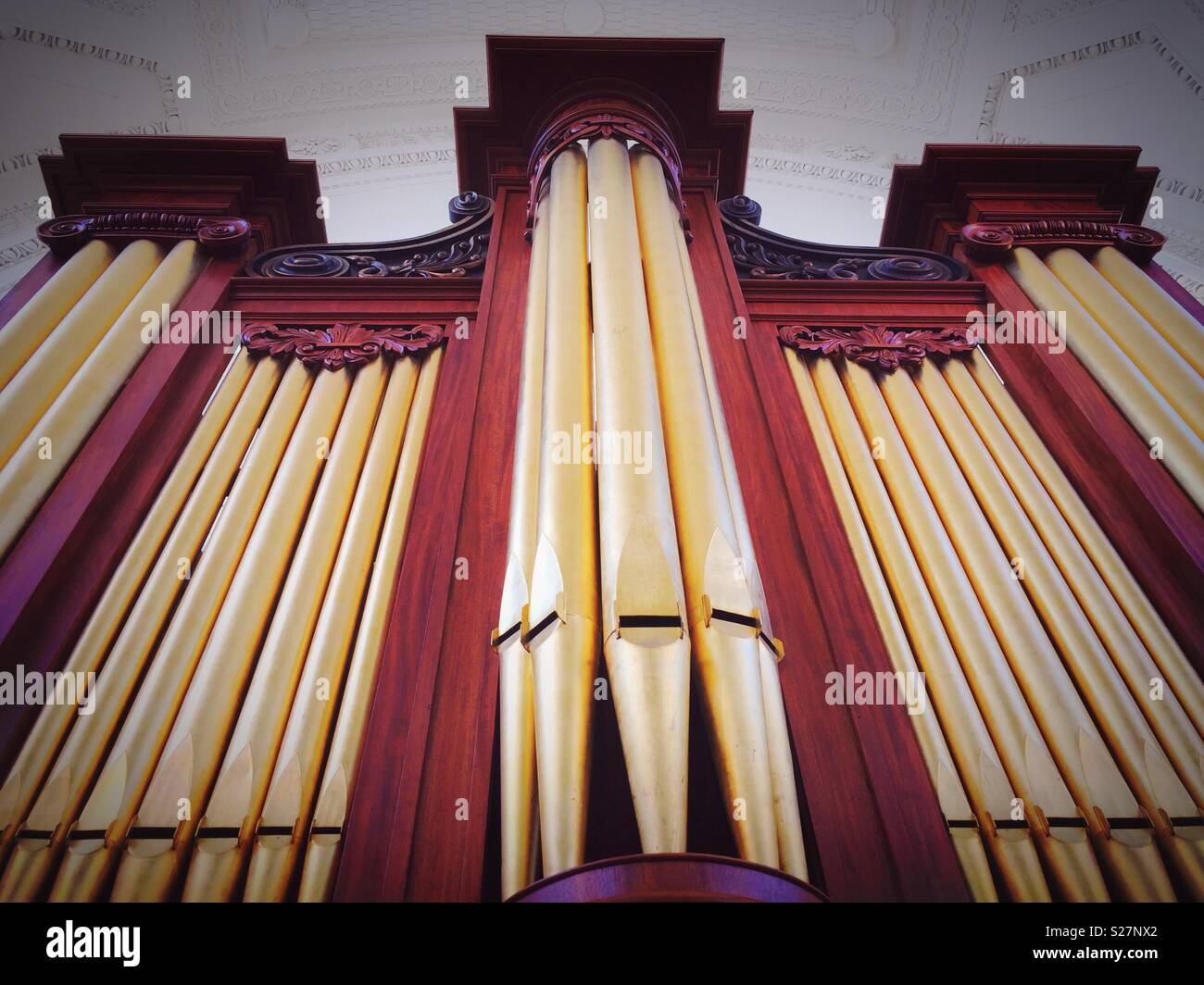 Grand orgue à tuyaux ornés, Metropolitan Museum of Art, New York, USA - Image de stock capturée avec un smartphone