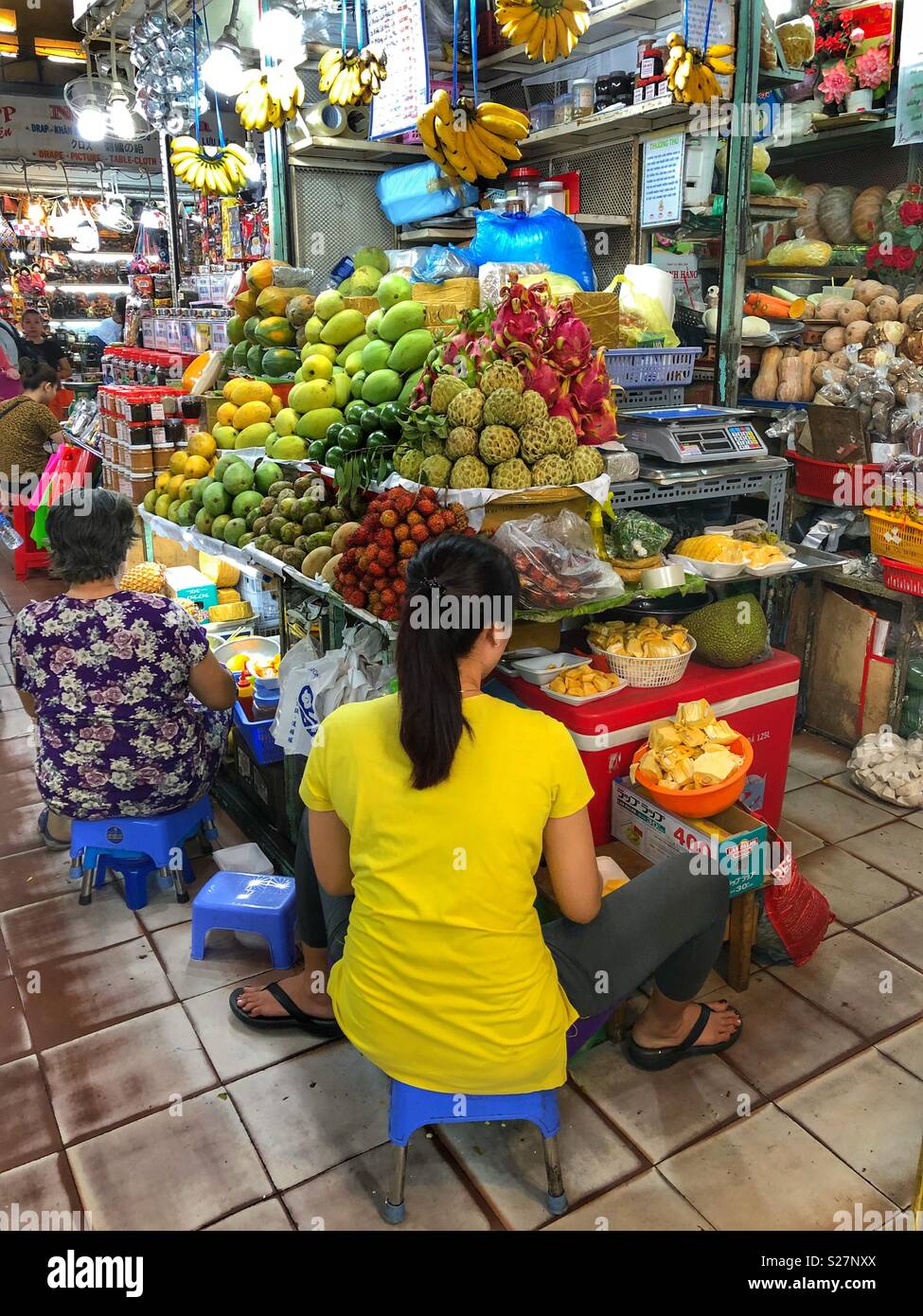 Les vendeurs de fruits au Vietnam. - Image de stock capturée avec un smartphone