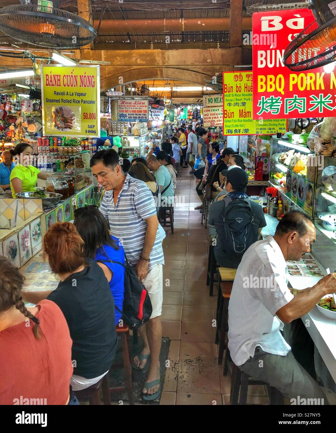 Cho Ben Thanh marché couvert à Ho Chi Minh City, Vietnam. - Image de stock capturée avec un smartphone