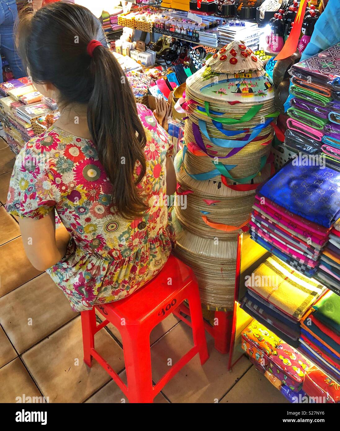 Vendeur dans le marché couvert de Ben Thanh Cho, Ho Chi Minh City, Vietnam. Banque D'Images