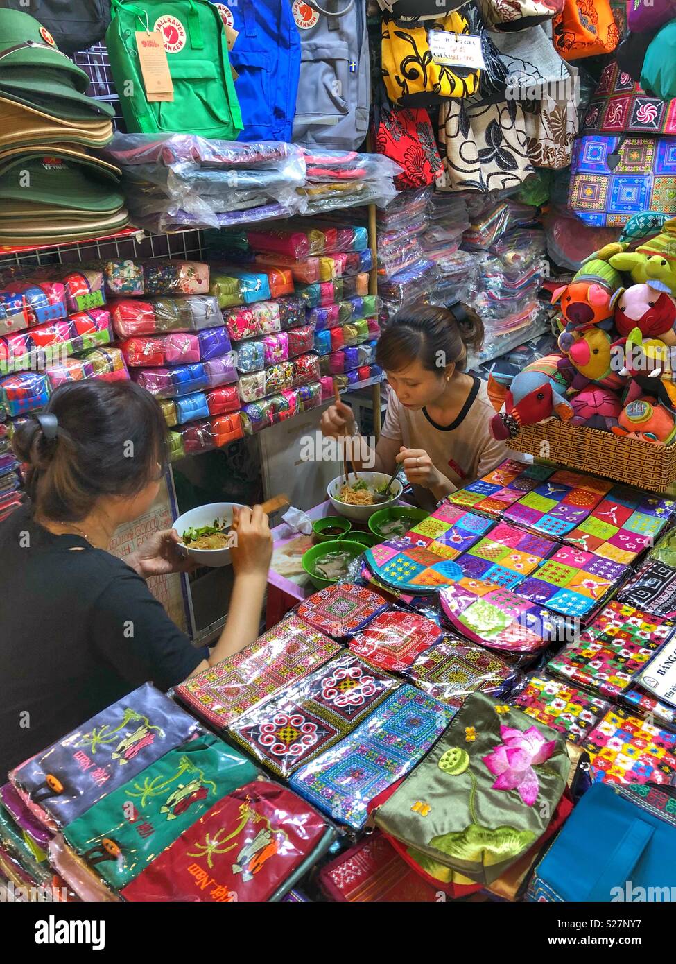 Les vendeurs locaux de déjeuner chez les marchandises dans leur décrochage. - Image de stock capturée avec un smartphone