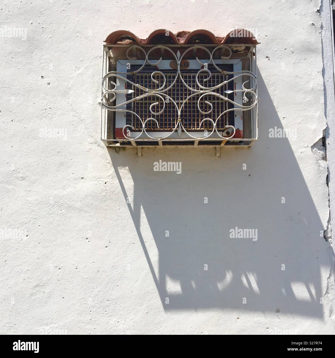 Vieux grill décoratif sur le climatiseur à Cuba - Image de stock capturée avec un smartphone