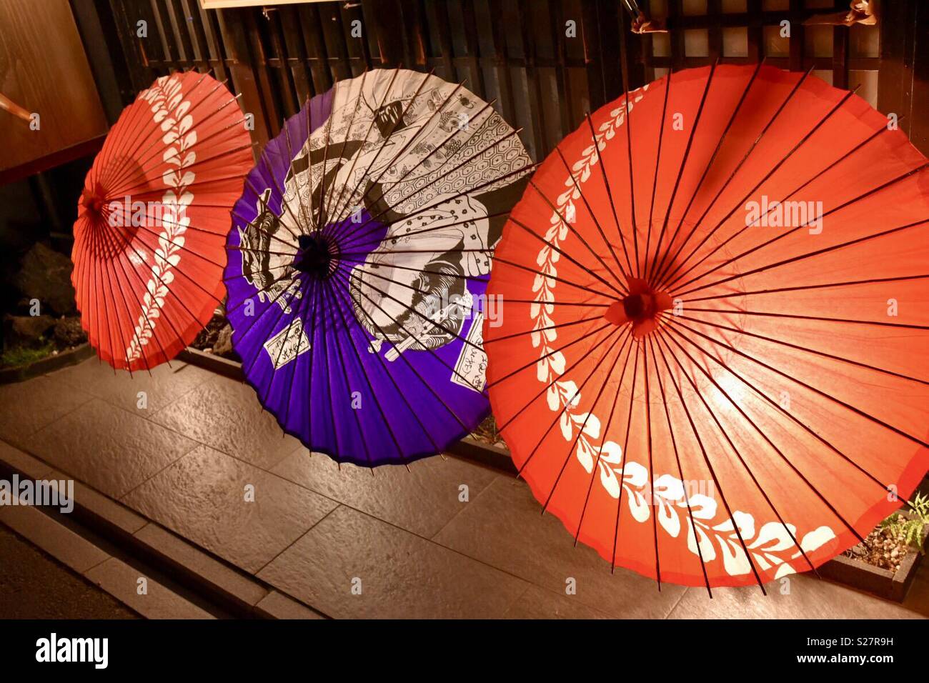 Parapluies de papier japonais rétro-éclairé Banque D'Images