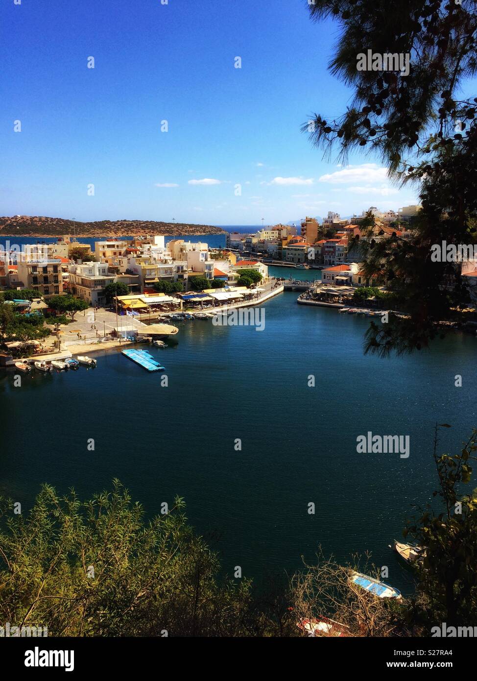 Lac Voulismeni est relié à la mer dans la ville d'Agios Nikolaos, sur la magnifique île grecque de Crète. Banque D'Images