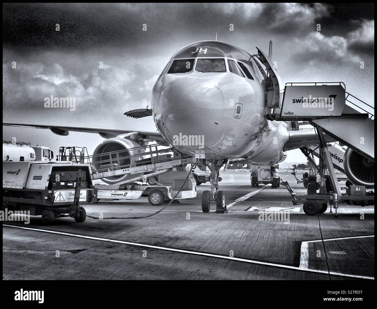 Un Airbus d'EasyJet sur le tarmac de l'aéroport du Royaume-Uni est à son tour autour de mode et d'être préparé pour un autre départ. Crédits photos - © COLIN HOSKINS. - Image de stock capturée avec un smartphone