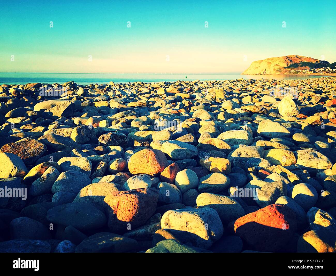 Les rochers, les galets de plage de Llandudno en été Banque D'Images