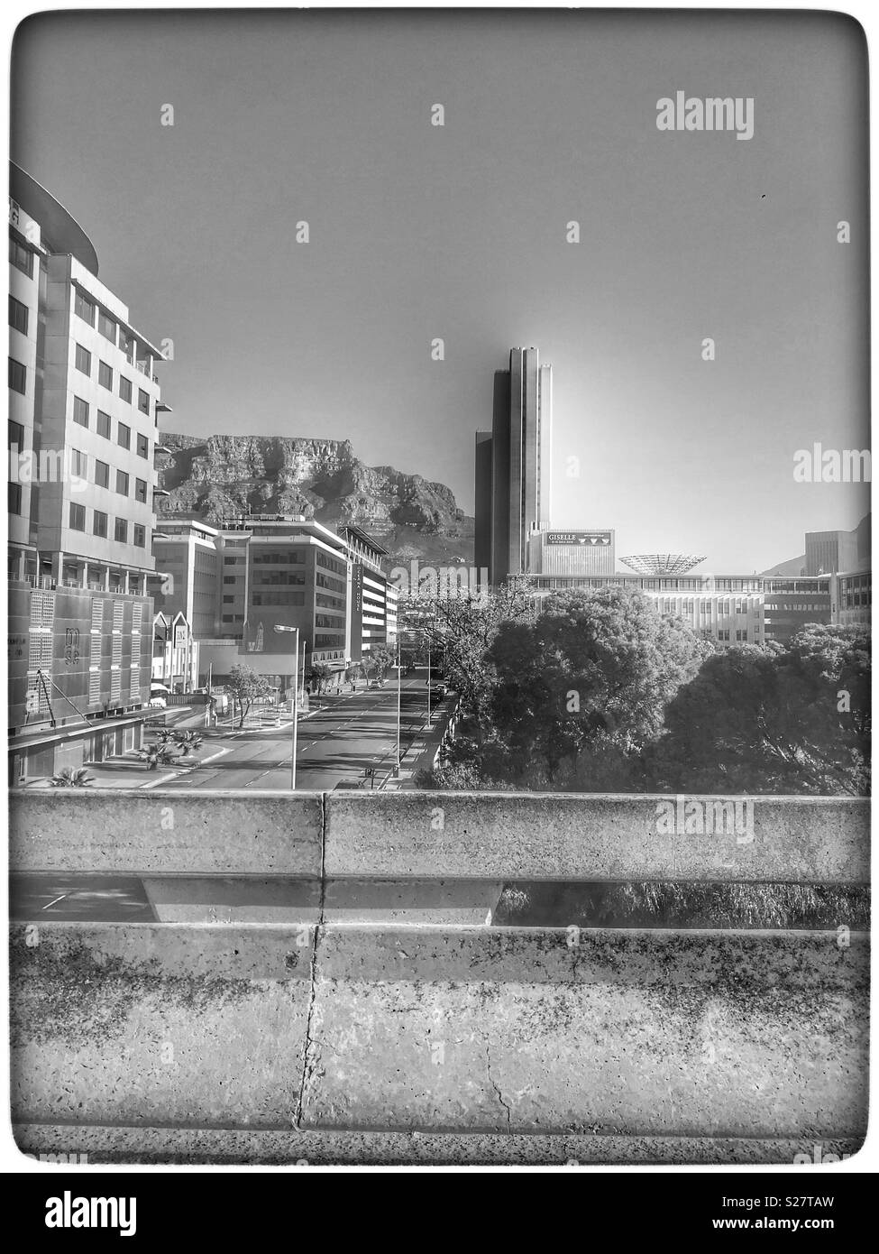 Photo en noir et blanc de Cape Town, Afrique du Sud avec la Montagne de la table en arrière-plan. Banque D'Images