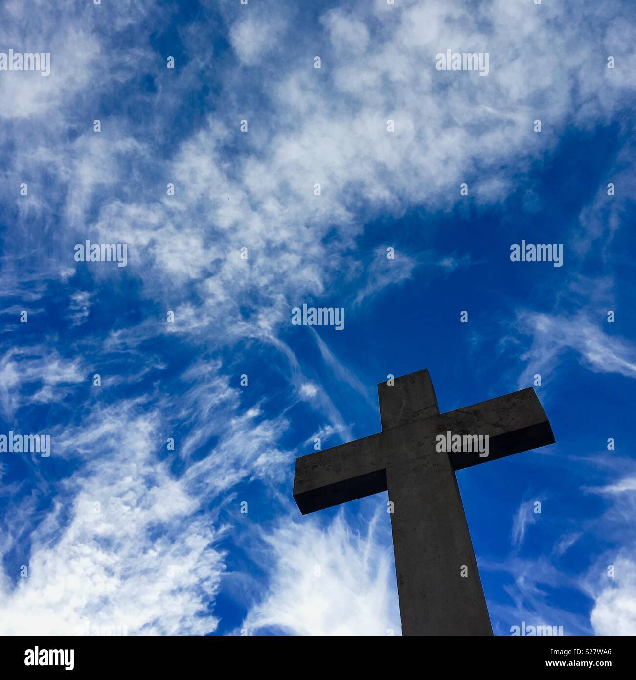 Croix catholique avec des nuages dans le ciel Photo Stock Alamy