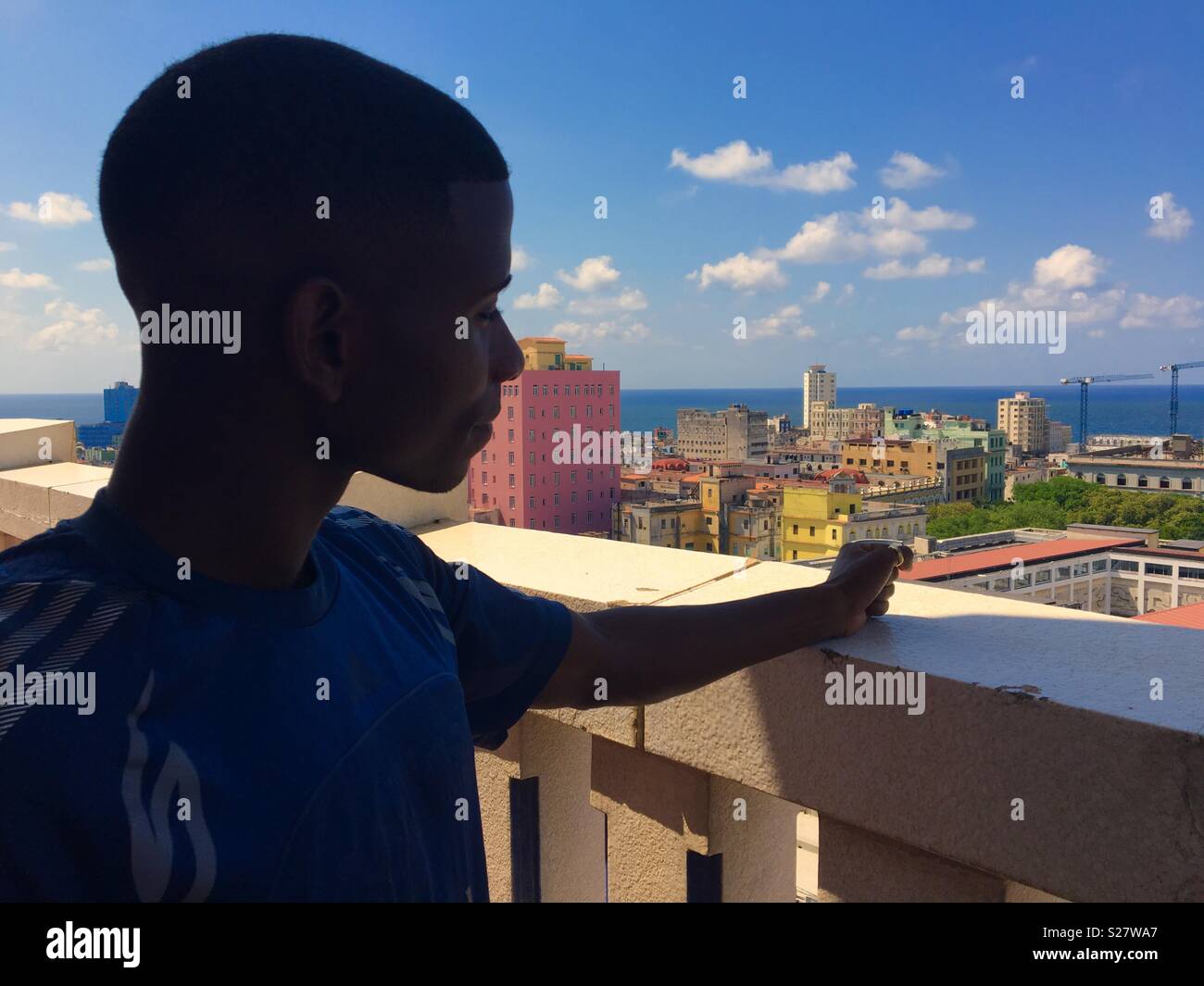 Le Habanero en admirant la vue de La Havane Cuba depuis le balcon - Image de stock capturée avec un smartphone