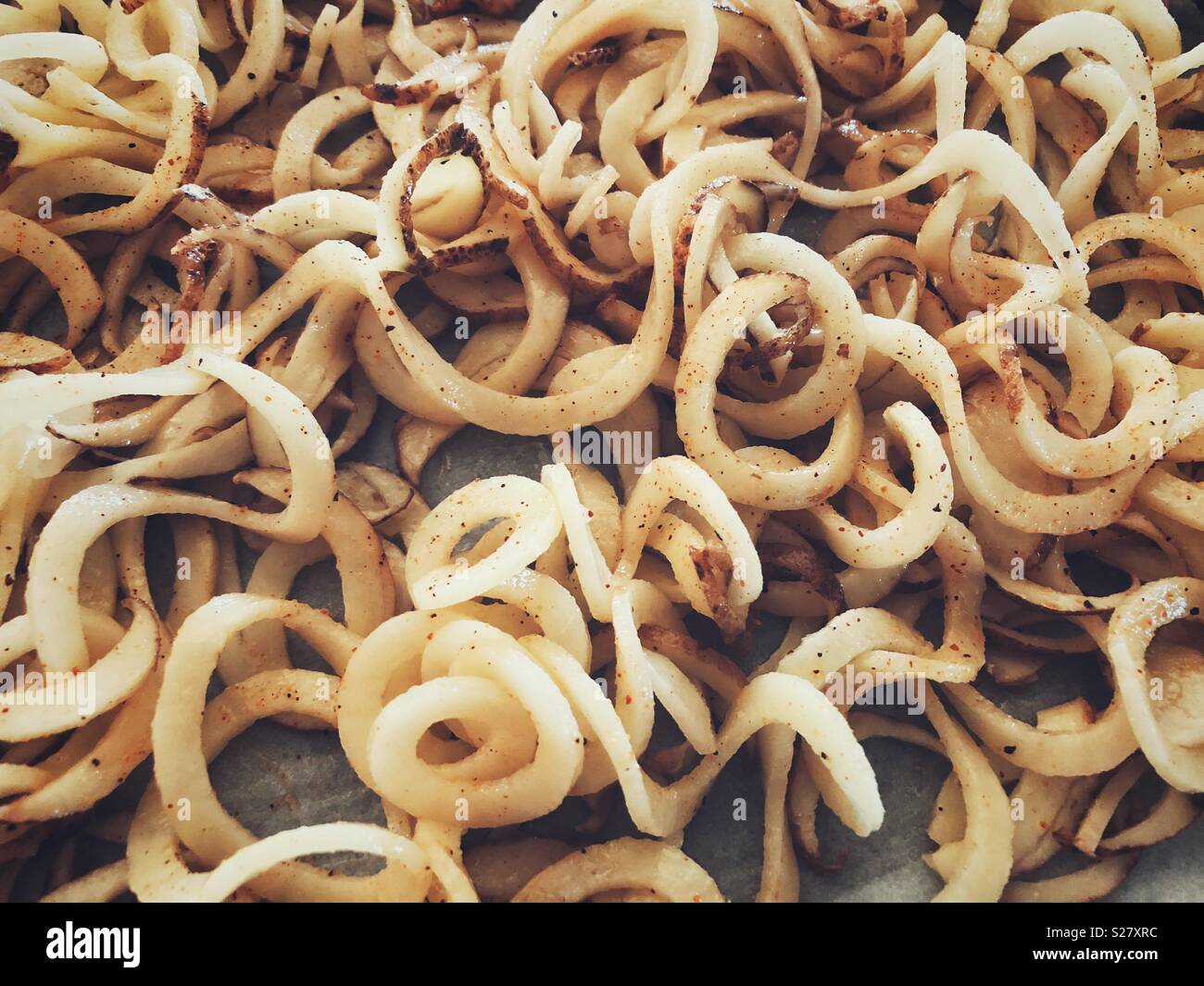 Libre de droit de matières premières pommes de terre blanches renforts spiralés enduits d'huile d'olive et l'assaisonnement - Image de stock capturée avec un smartphone