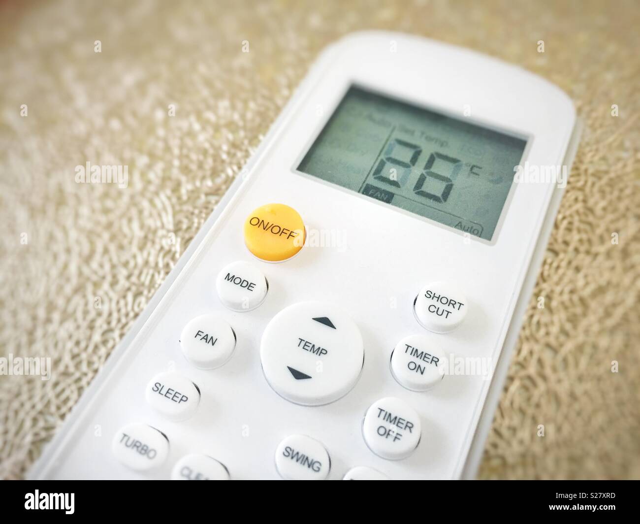 Affichage d'un climatiseur télécommande avec la température fixée à 26  degrés Photo Stock - Alamy