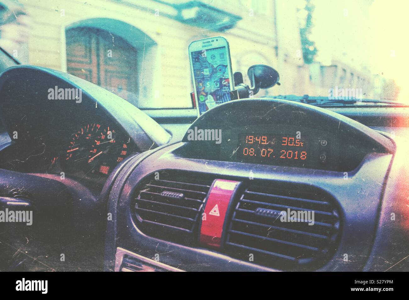 Tocthe joint Smartphone pare-brise d'une voiture Vue de l'intérieur de la voiture - Image de stock capturée avec un smartphone