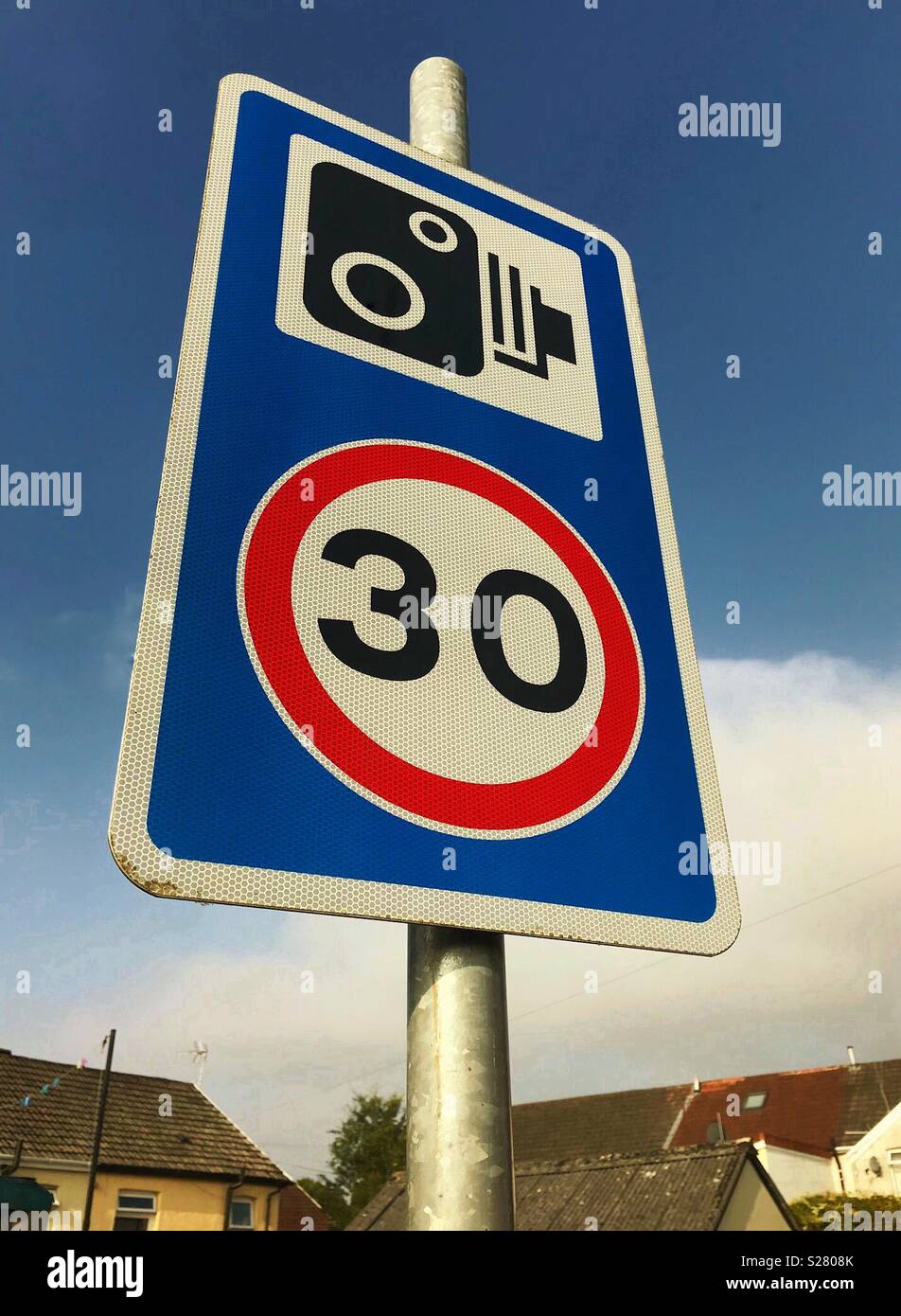 Panneau routier dans un quartier montrant l'utilisation des radars pour faire respecter la limite de 30 kilomètres par heure Banque D'Images