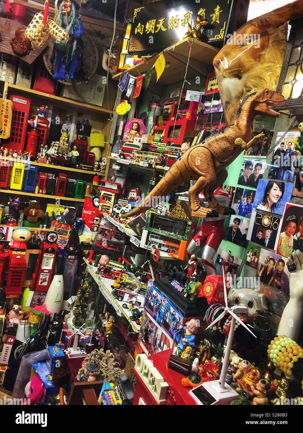 Magasin de jouets dans un marché à Kam Tin, nouveaux territoires, Hong Kong - Image de stock capturée avec un smartphone