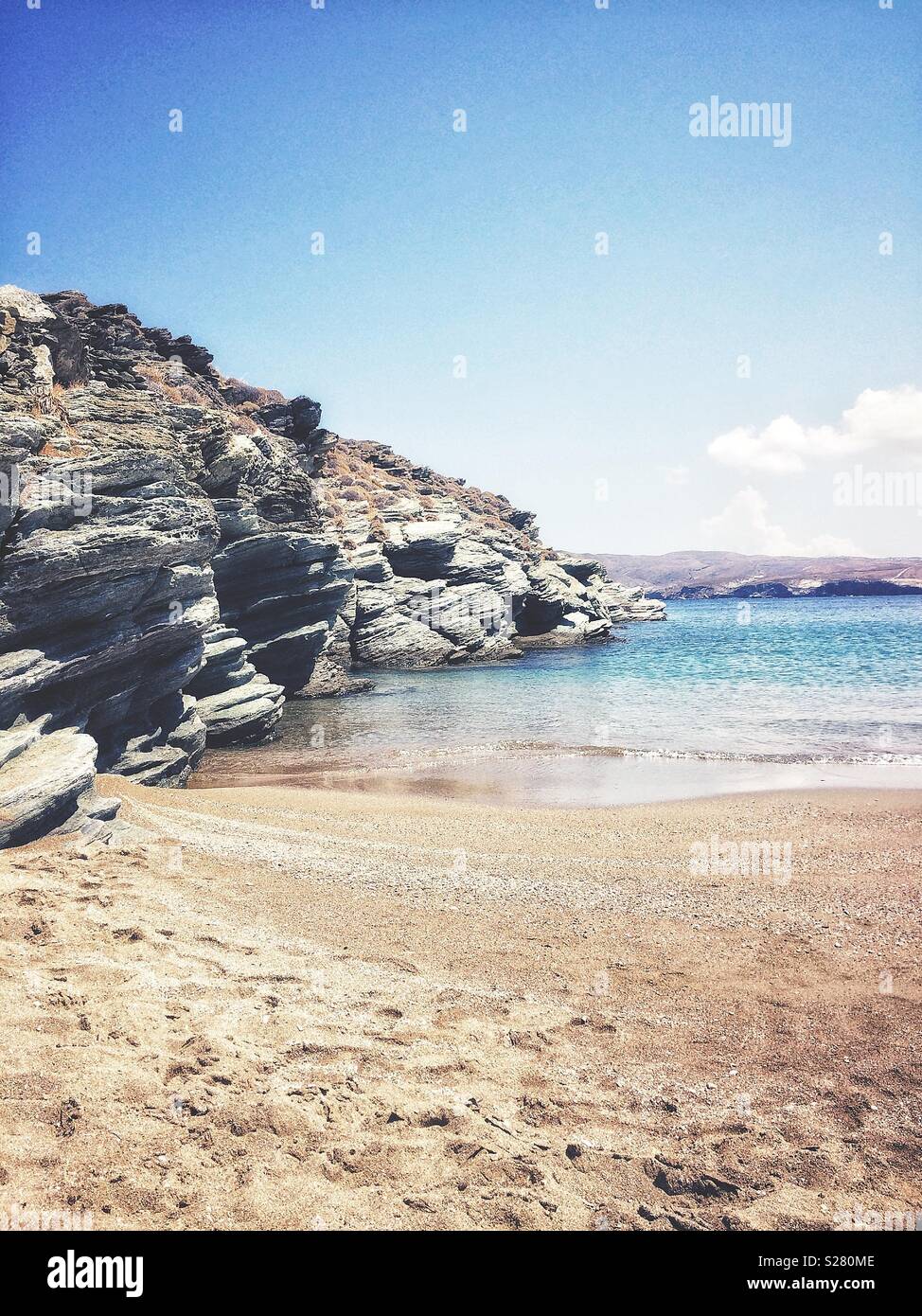 Plage avec des rochers dans l'île de Kythnos, Grèce Banque D'Images