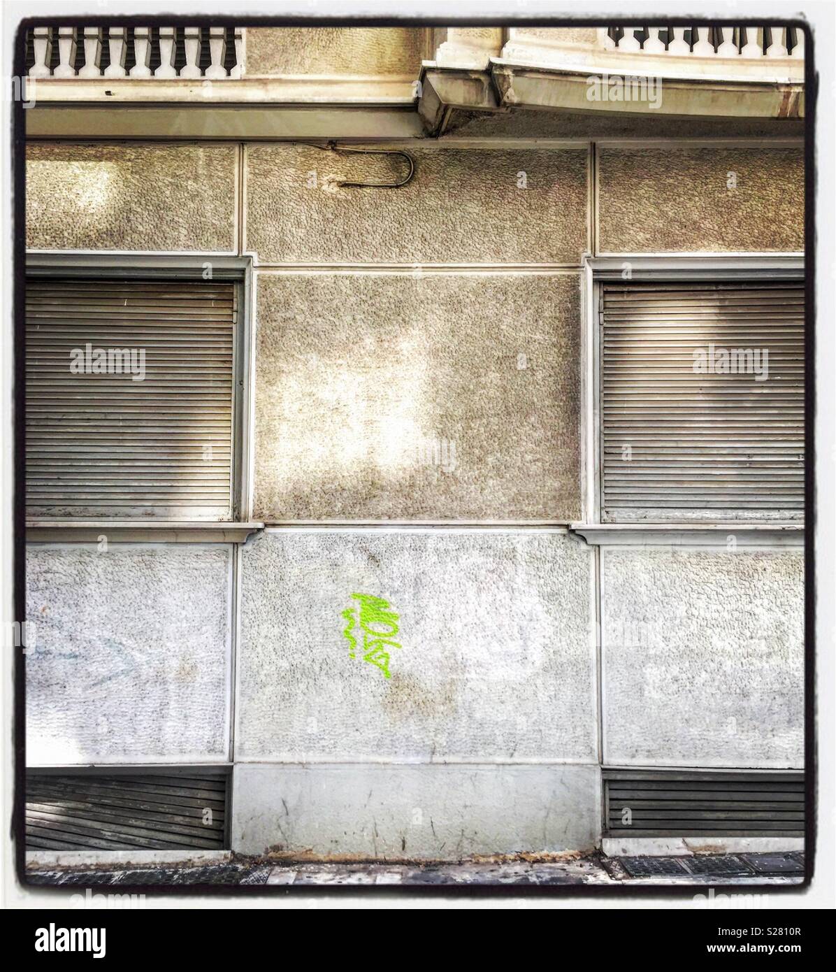 La façade de l'immeuble d'Athènes avec graffiti - Image de stock capturée avec un smartphone