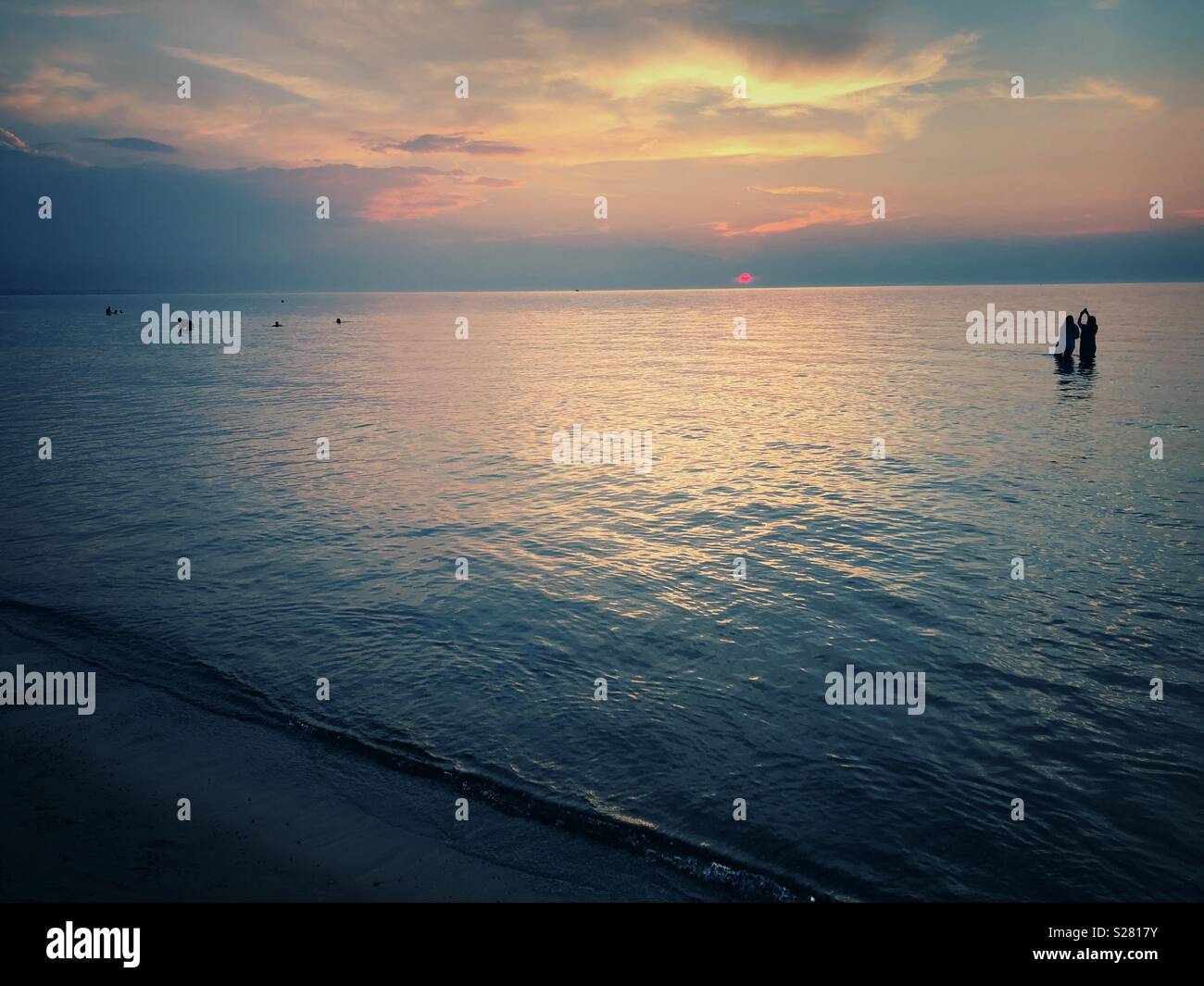 Soirée romantique sur la plage au coucher du soleil. - Image de stock capturée avec un smartphone