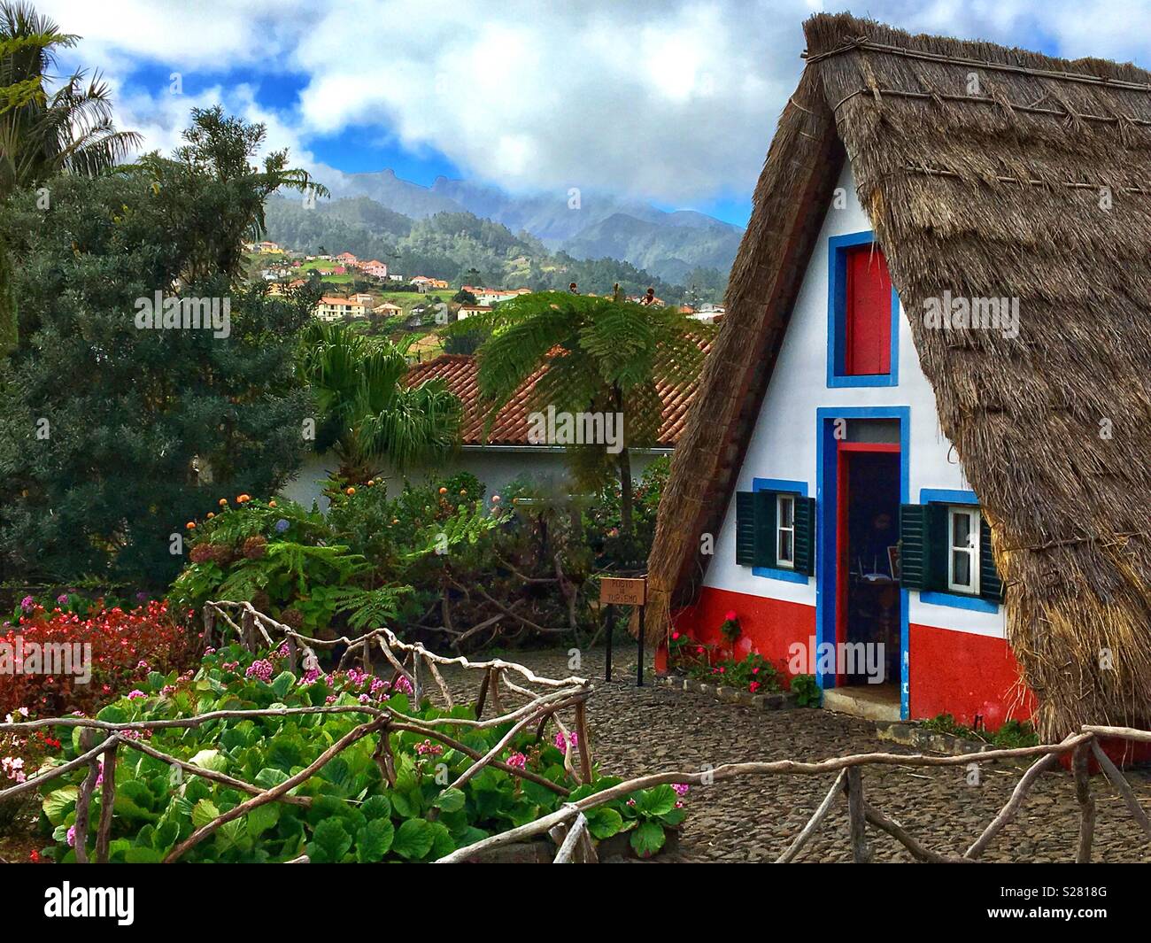 Maison typique dans le village de Santana sur l'île de Madère, au Portugal. Banque D'Images