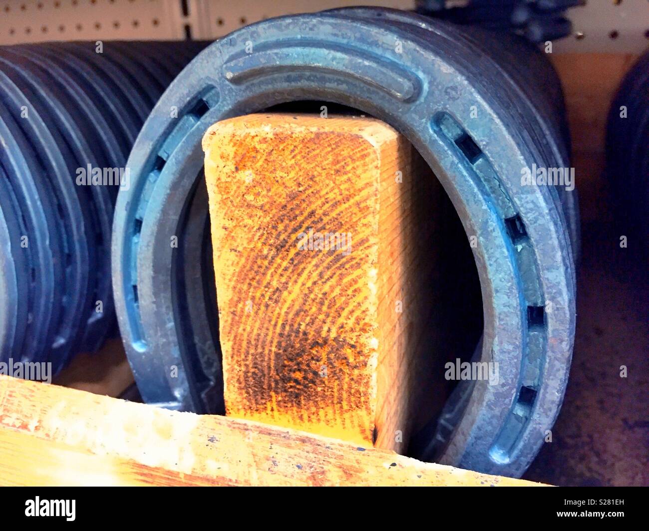 Horseshoe à vendre dans un magasin de l'ouest, Montana, USA - Image de stock capturée avec un smartphone