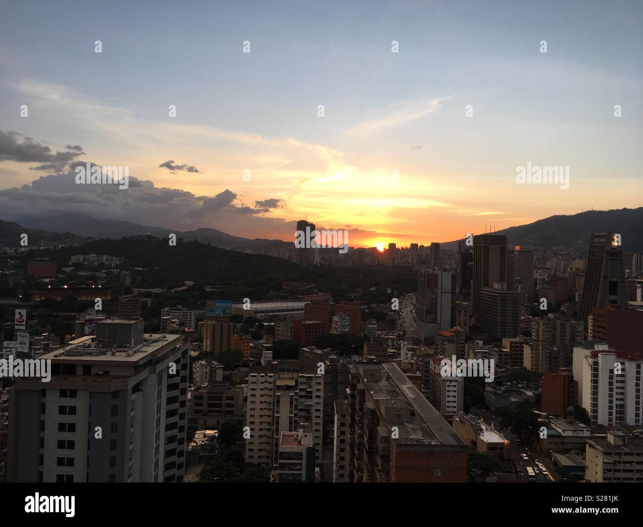 Coucher de soleil depuis la région de Sabana Grande de Caracas. Gratte-ciel. Vicente Quintero Banque D'Images