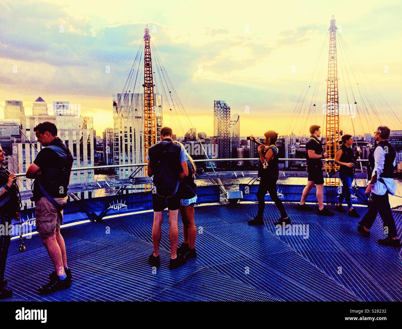 Les grimpeurs en haut de l'O2 (Millenium Dome) roof à pied, O2 arena, Greenwich, Londres Banque D'Images