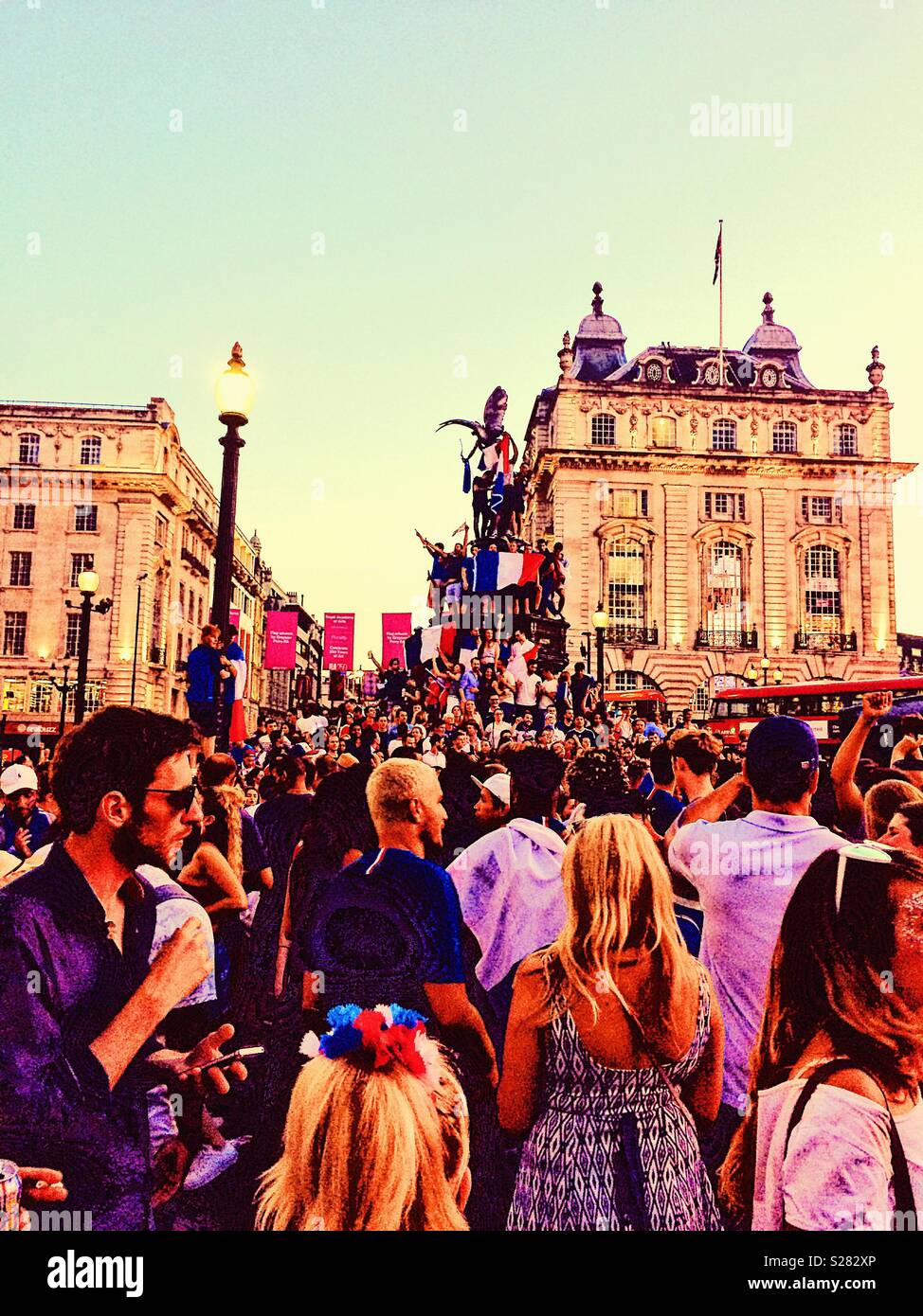 Les fans de football français avec le drapeau français (Tricolor) monter Eros statue pour célébrer la Coupe du Monde 2018 la France gagner, Piccadilly Circus, Londres - Image de stock capturée avec un smartphone