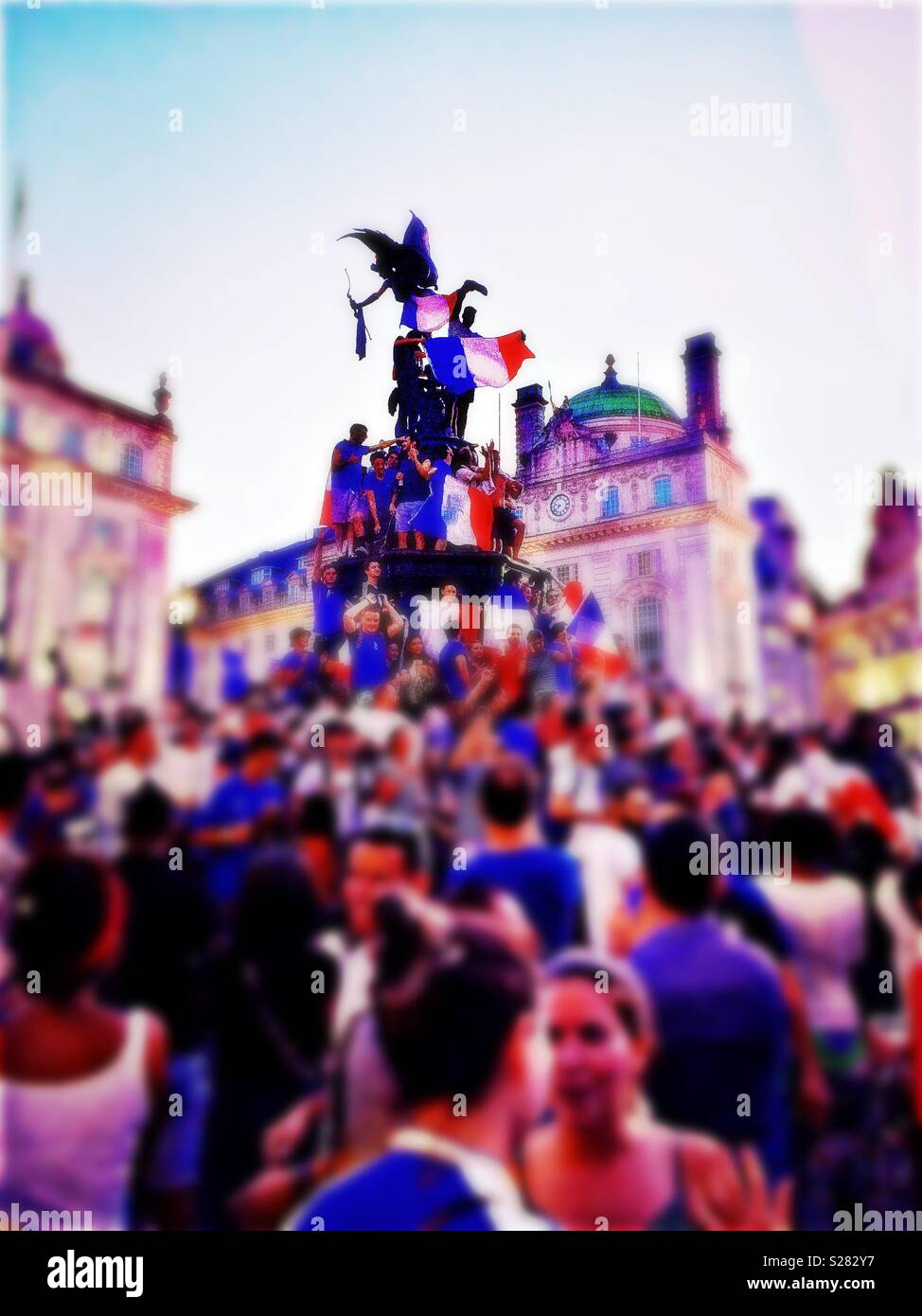Le football français avec le drapeau tricolore Eros statue montée à Piccadilly Circus, pour célébrer la Coupe du Monde 2018 la France gagner, Londres - Image de stock capturée avec un smartphone