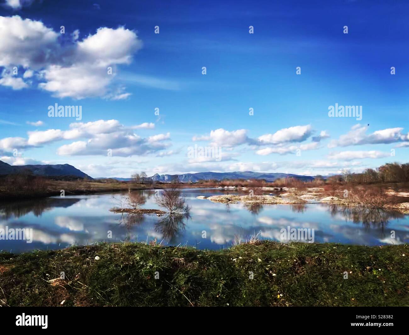 La réflexion des nuages au-dessus d'un lac Banque D'Images