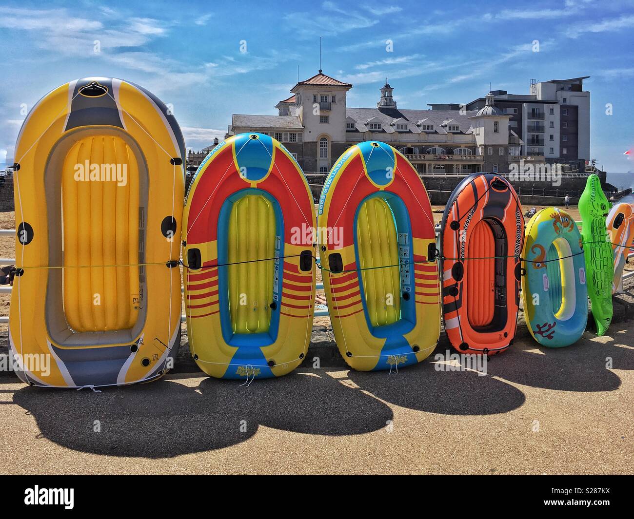 Un bateau pneumatique à la vente à un décrochage sur le front de mer dans la région de Weston-super-Mare, UK - Image de stock capturée avec un smartphone