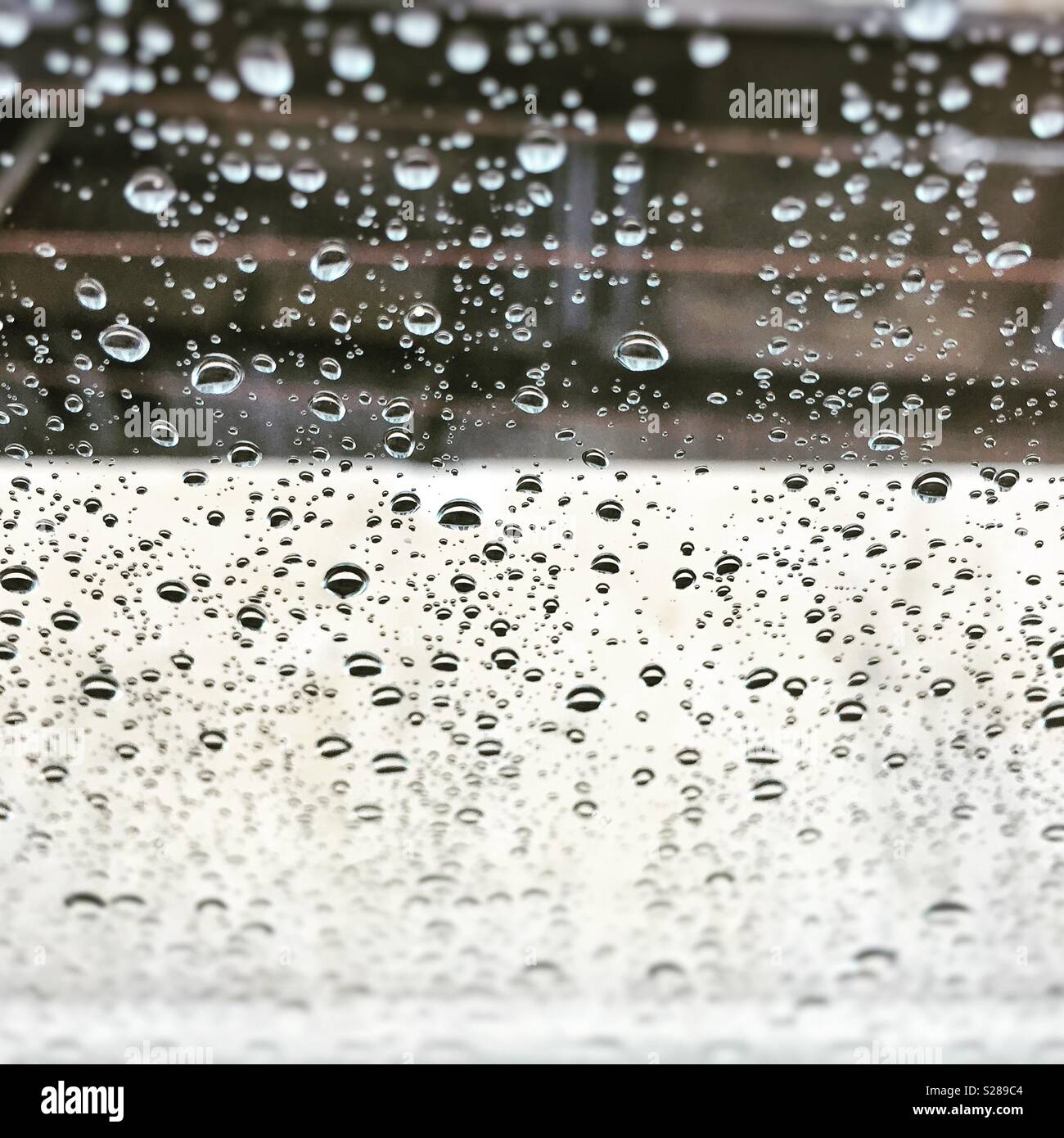 Gouttes de pluie sur une vitre. Concept de saison - Image de stock capturée avec un smartphone