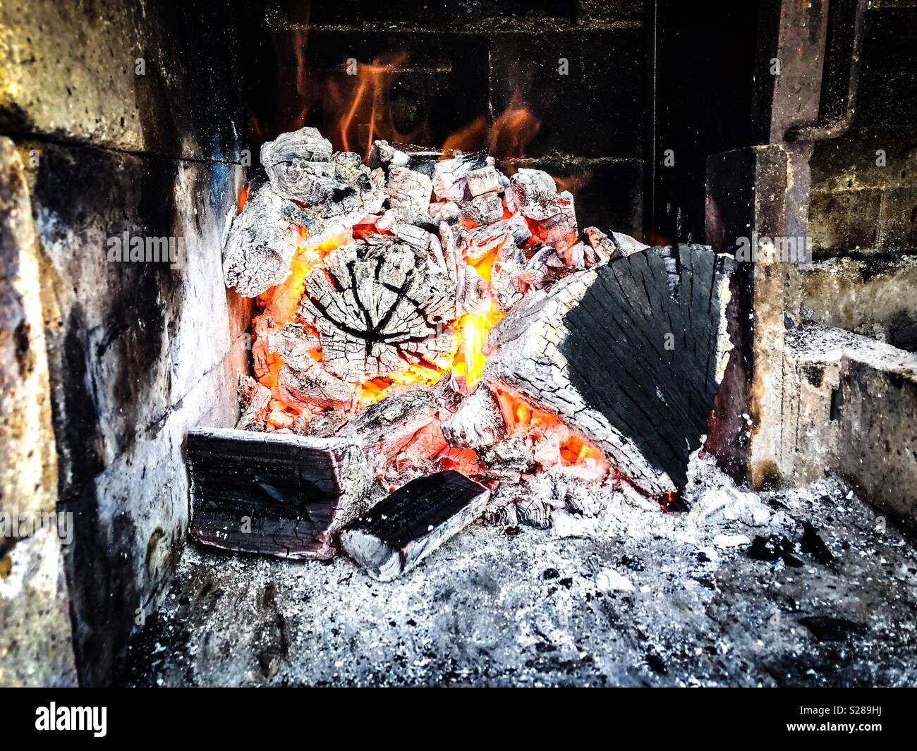 La combustion du charbon - Image de stock capturée avec un smartphone