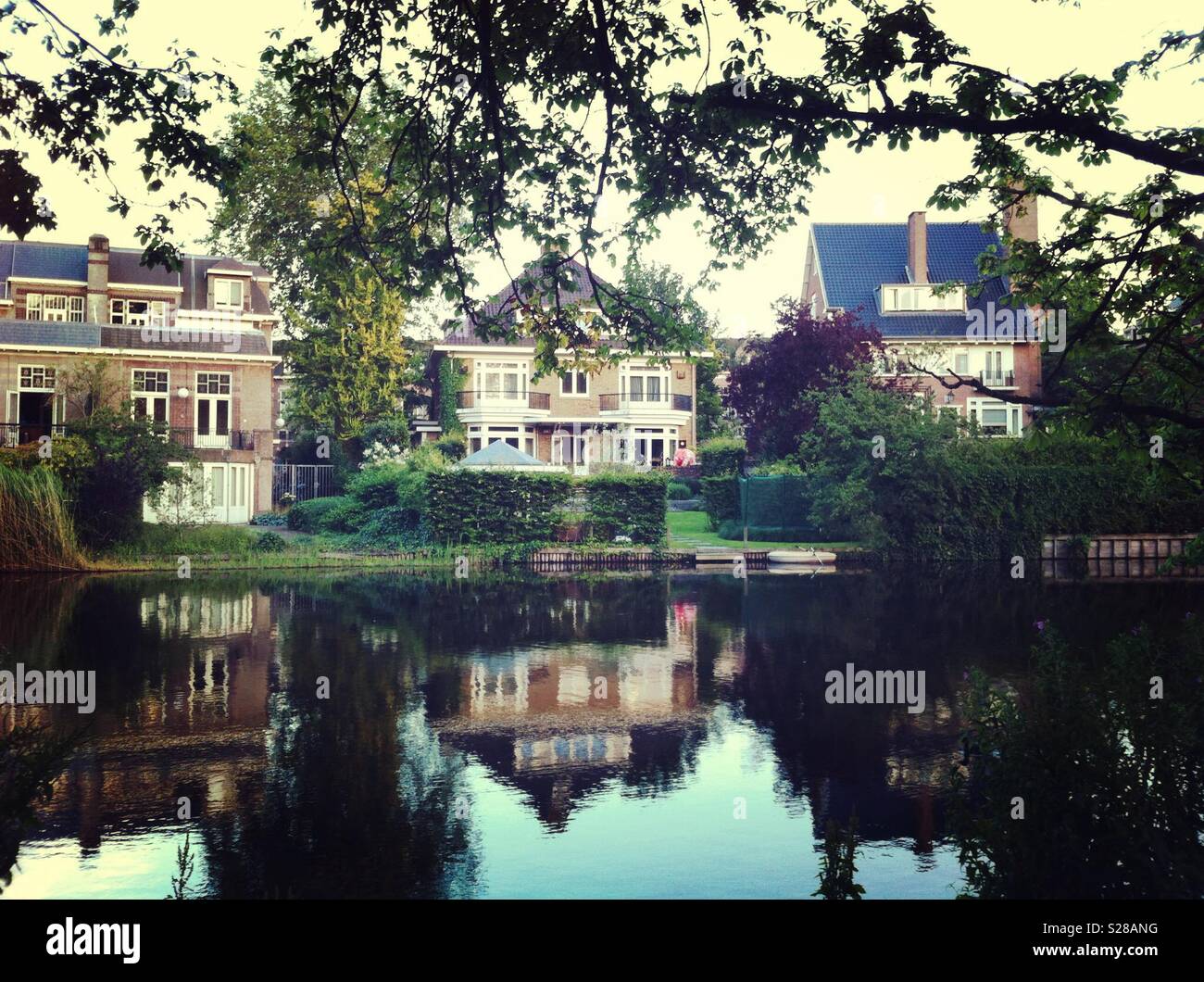 Maisons de canal -Amsterdam Vondelpark - Image de stock capturée avec un smartphone