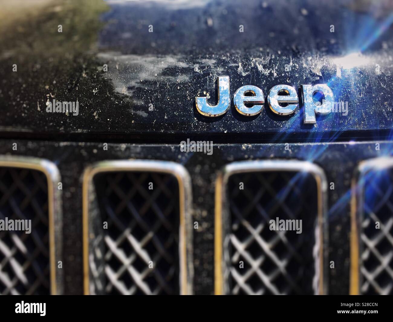 Rome, Italie, en août 2017 : vue rapprochée de la Jeep Compass logo sur un modèle de voiture de la saleté Banque D'Images
