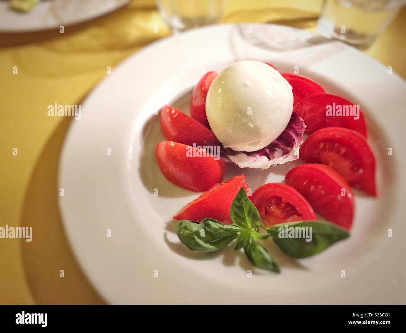 Salade caprese italien frais faite de fromage mozzarella et tomates - Image de stock capturée avec un smartphone