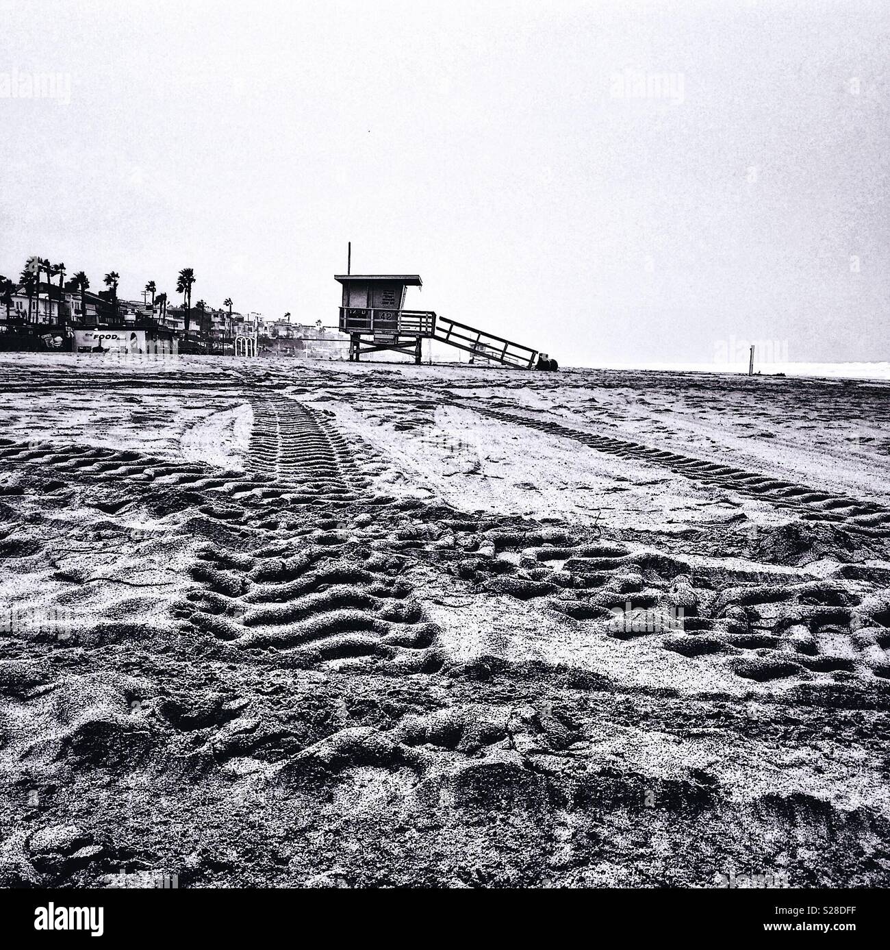 Les traces de pneus dans le sable conduisent à un sauveteur tour à El Porto, Californie près de Manhattan Beach Banque D'Images