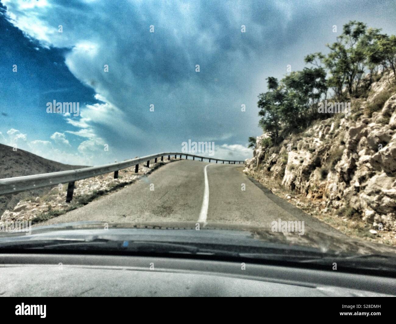 La conduite sur une route en direction de la tempête, l'île de Krk, Croatie. Banque D'Images
