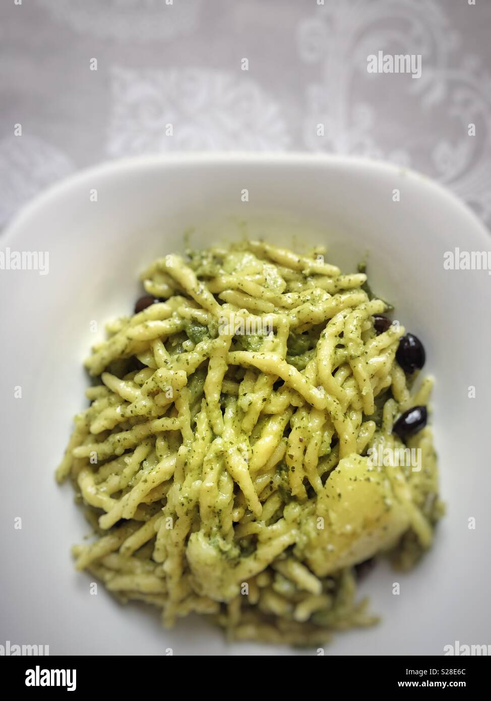 Trofie italien des pâtes avec sauce pesto traditionnel - Image de stock capturée avec un smartphone