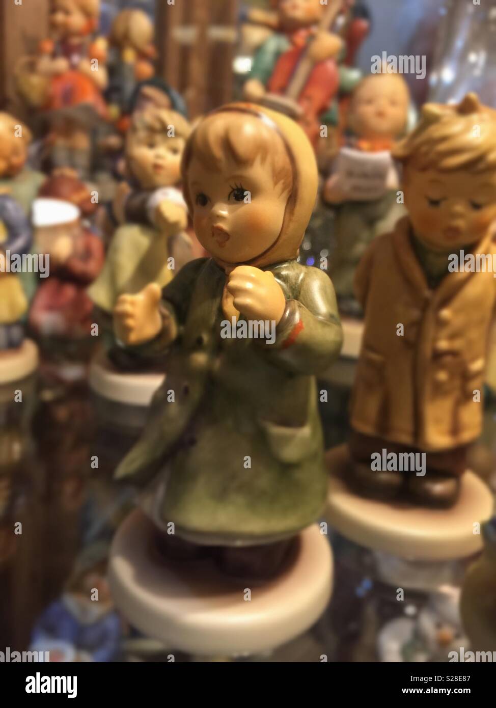 Groupe d'Hummel figurines pour vendre à un antiquaire, USA Banque D'Images