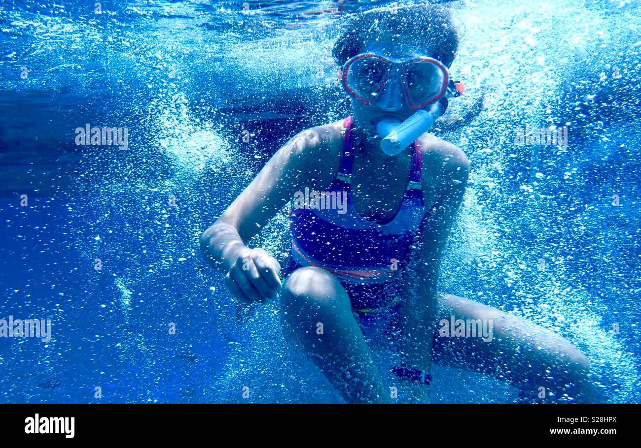 Une fille de la plongée avec tuba dans la mer Adriatique en Croatie. Banque D'Images