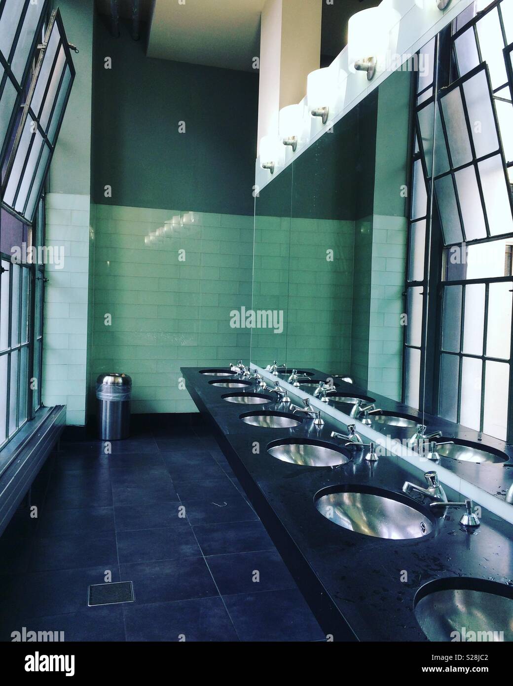 L'intérieur moderne de toilettes publiques Photo Stock - Alamy