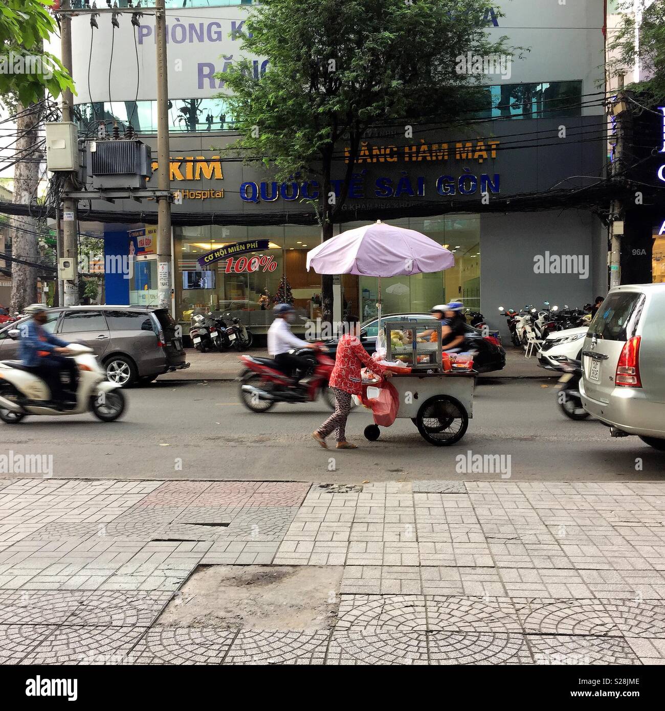 Saigon Street vendeur de pain. - Image de stock capturée avec un smartphone